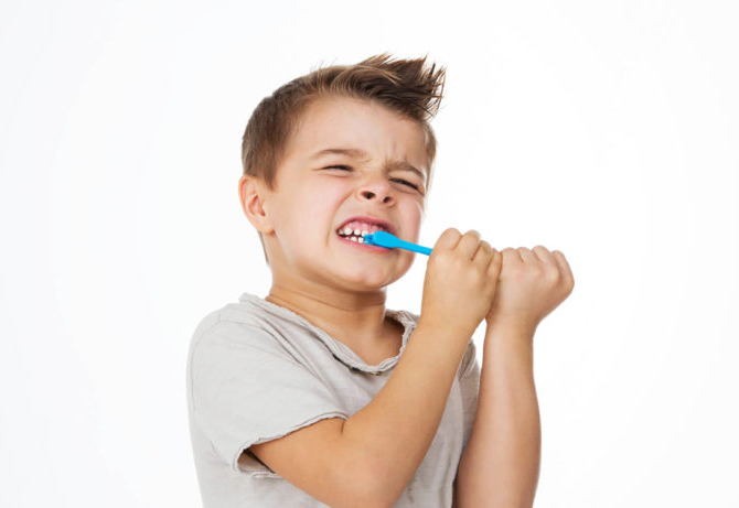 Чтобы не было кариесов между зубами, нужно пользоваться зубной нитью!